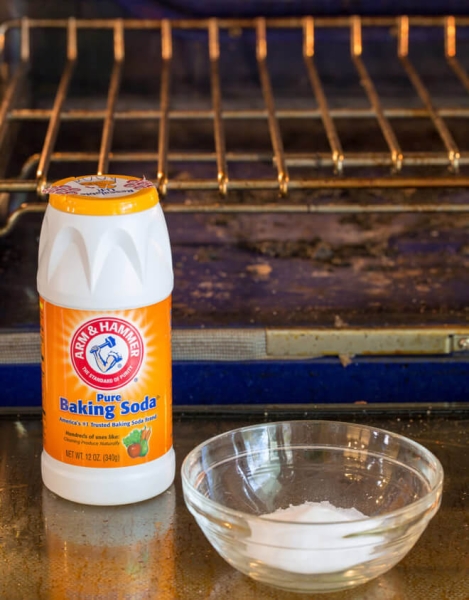 Сода – помощник на кухне: чистка плит, вытяжек, посуды